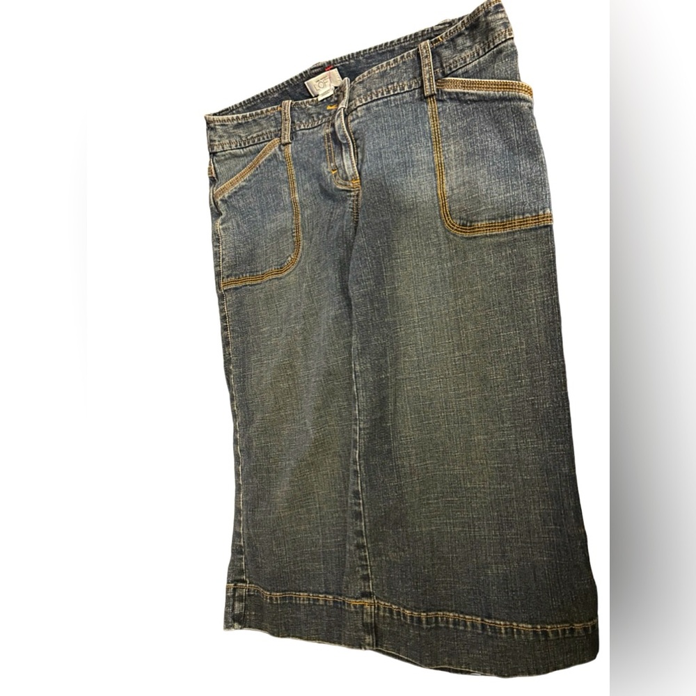 Ann Taylor Loft size 4 wide leg Jean capri’s. Great pre-owned condition.